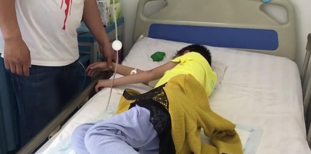 重庆某殡仪馆,夜晚收到一名9岁男孩的遗体,李师傅将其冷冻时,竟发现