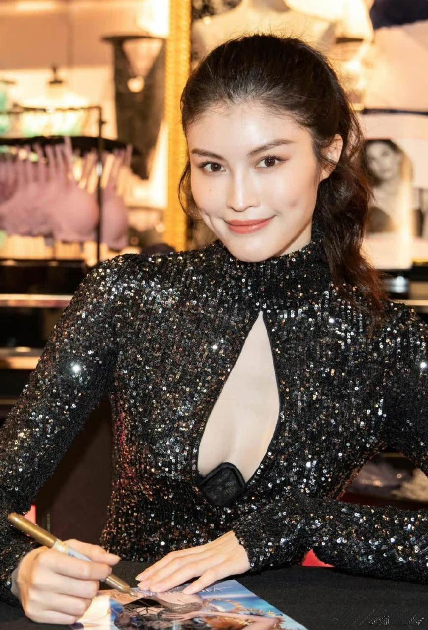 何穗的内衣秀如同夜空中的烟火,绚烂夺目,令人陶醉.(3)