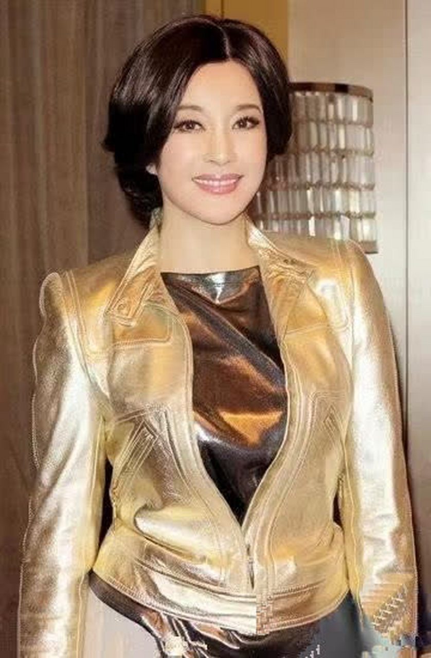 63岁刘晓庆真敢穿图片