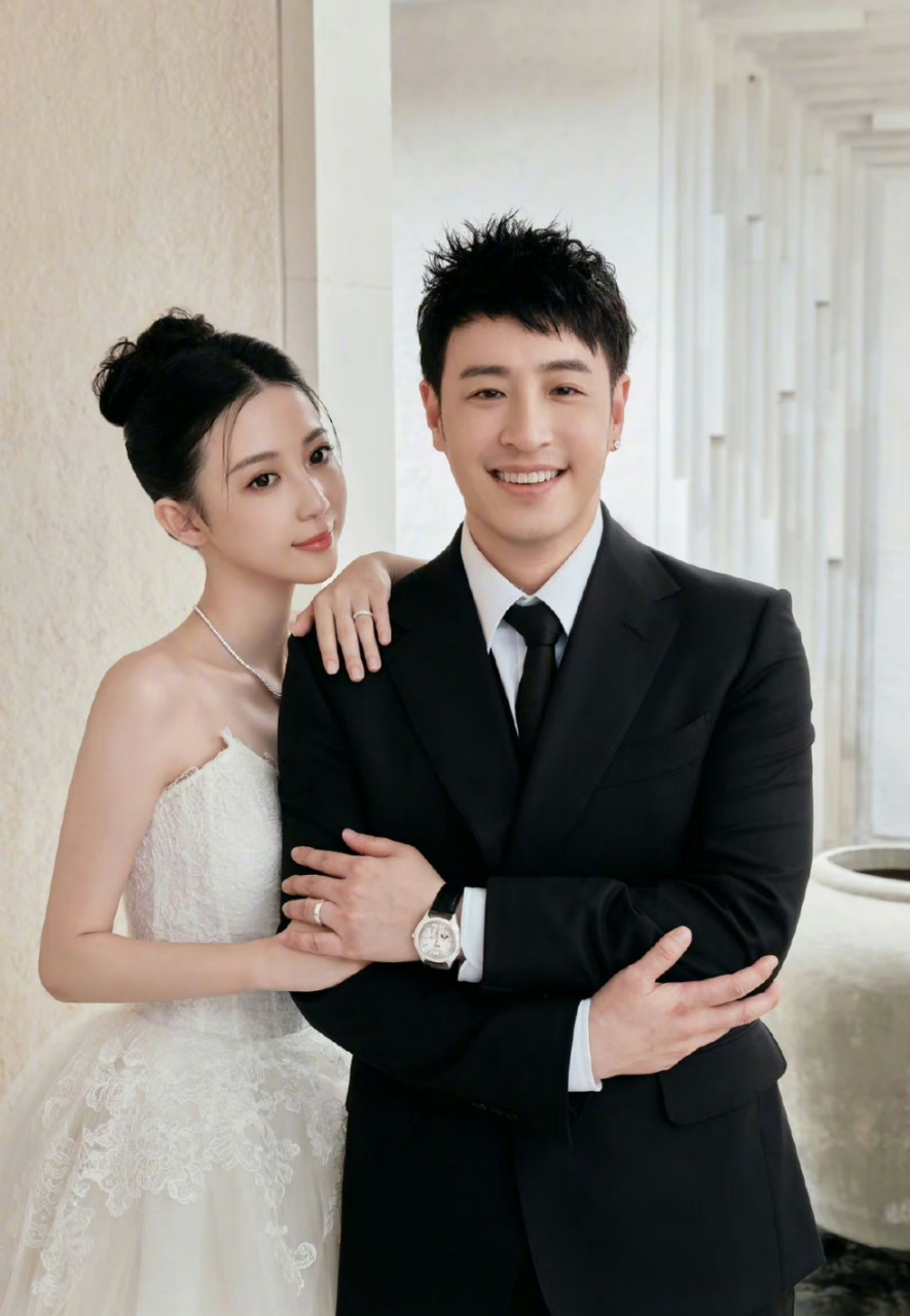 潘玮柏官宣和老婆 的结婚照