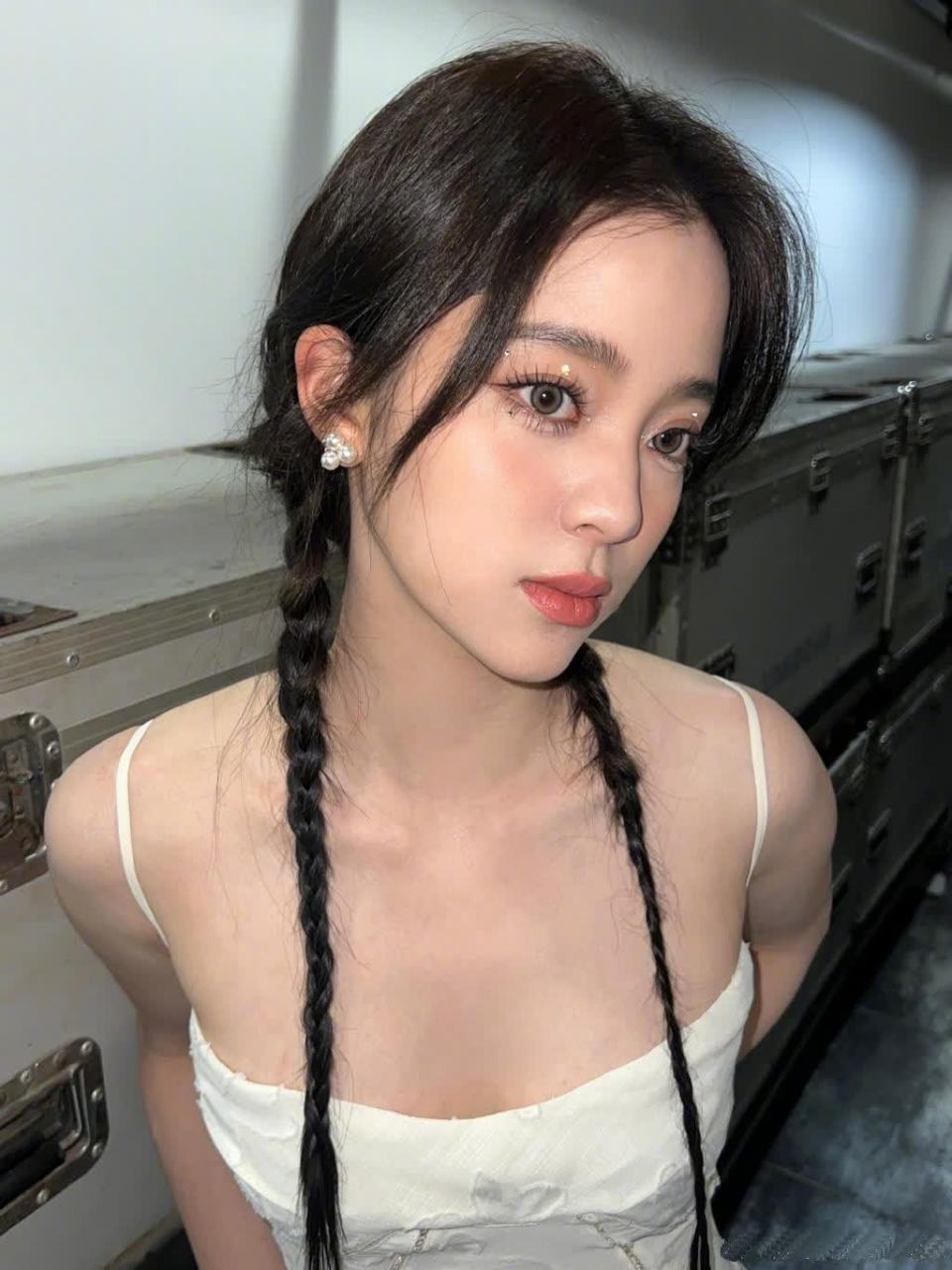 3205 欧阳娜娜的吊带装展示了她丰满的胸部,充满了诱人的魅力.