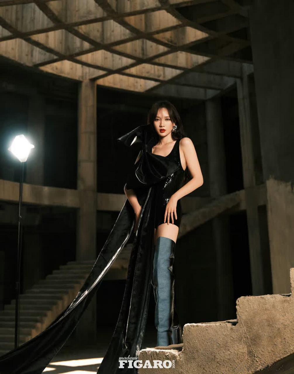 孟佳的美腿与长靴搭配,展现出她强烈的个性与时尚感,每一个细节都充满