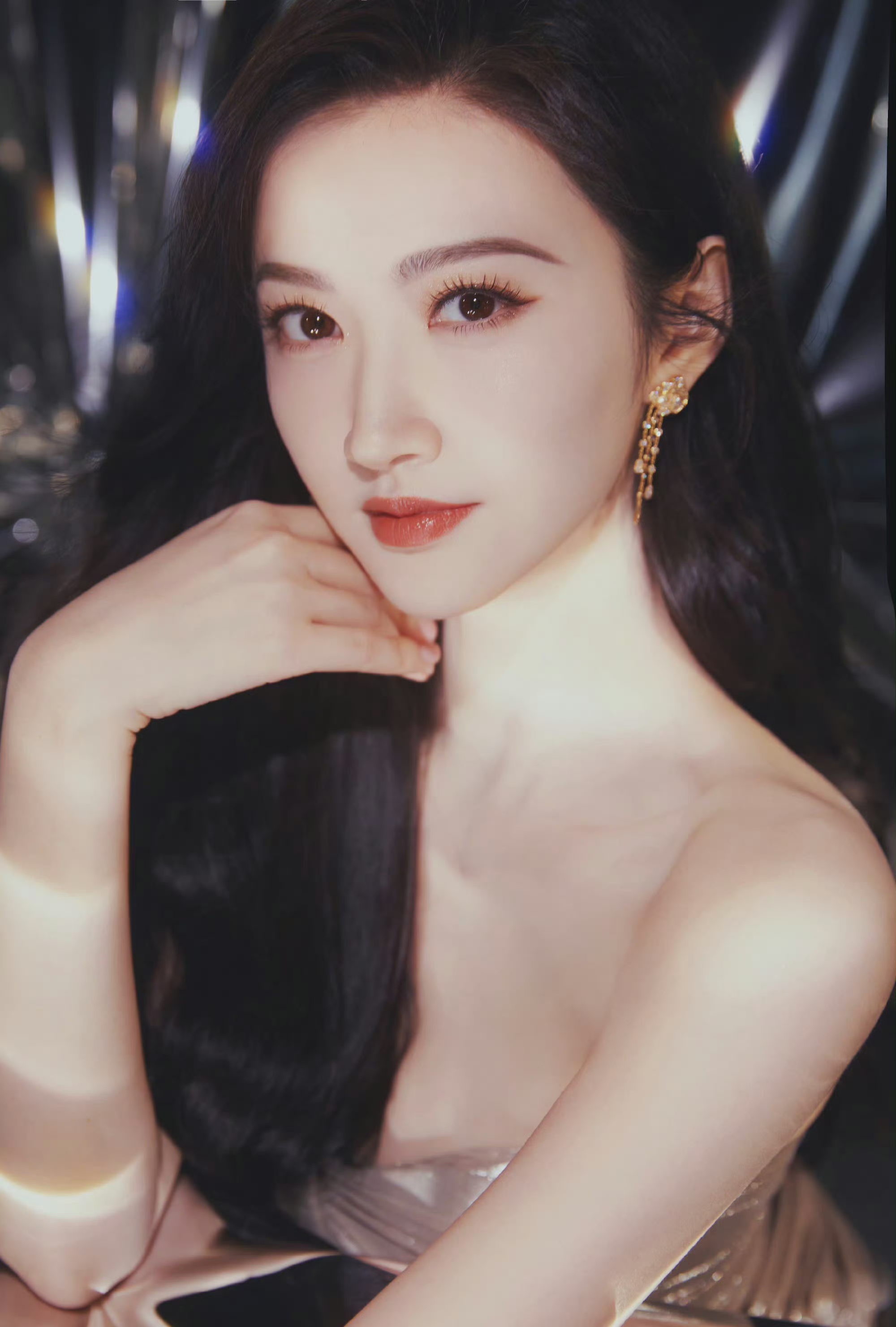 景甜,亮面抹胸裙,显得身材格外精致!