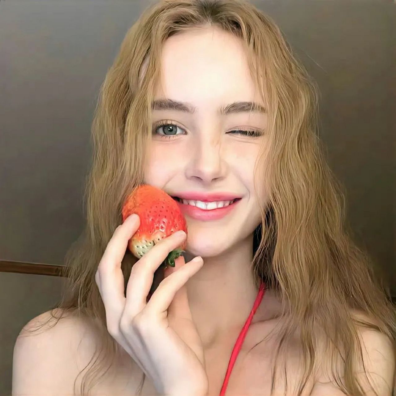 欧美女头像/ 勉勉强强的东西显得特别没意思
