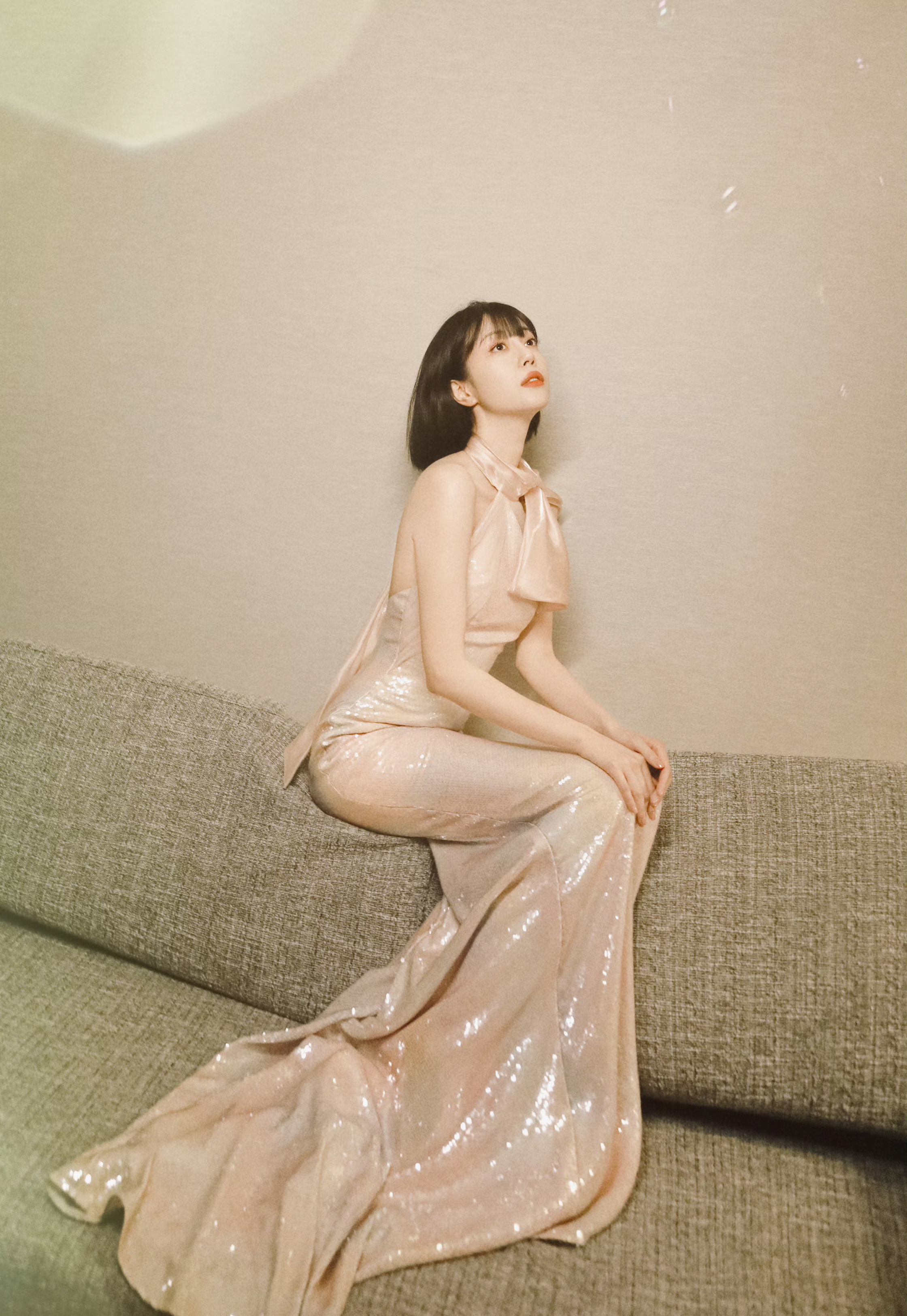 李溪芮淡粉色流光裙短发粉唇梦幻之美