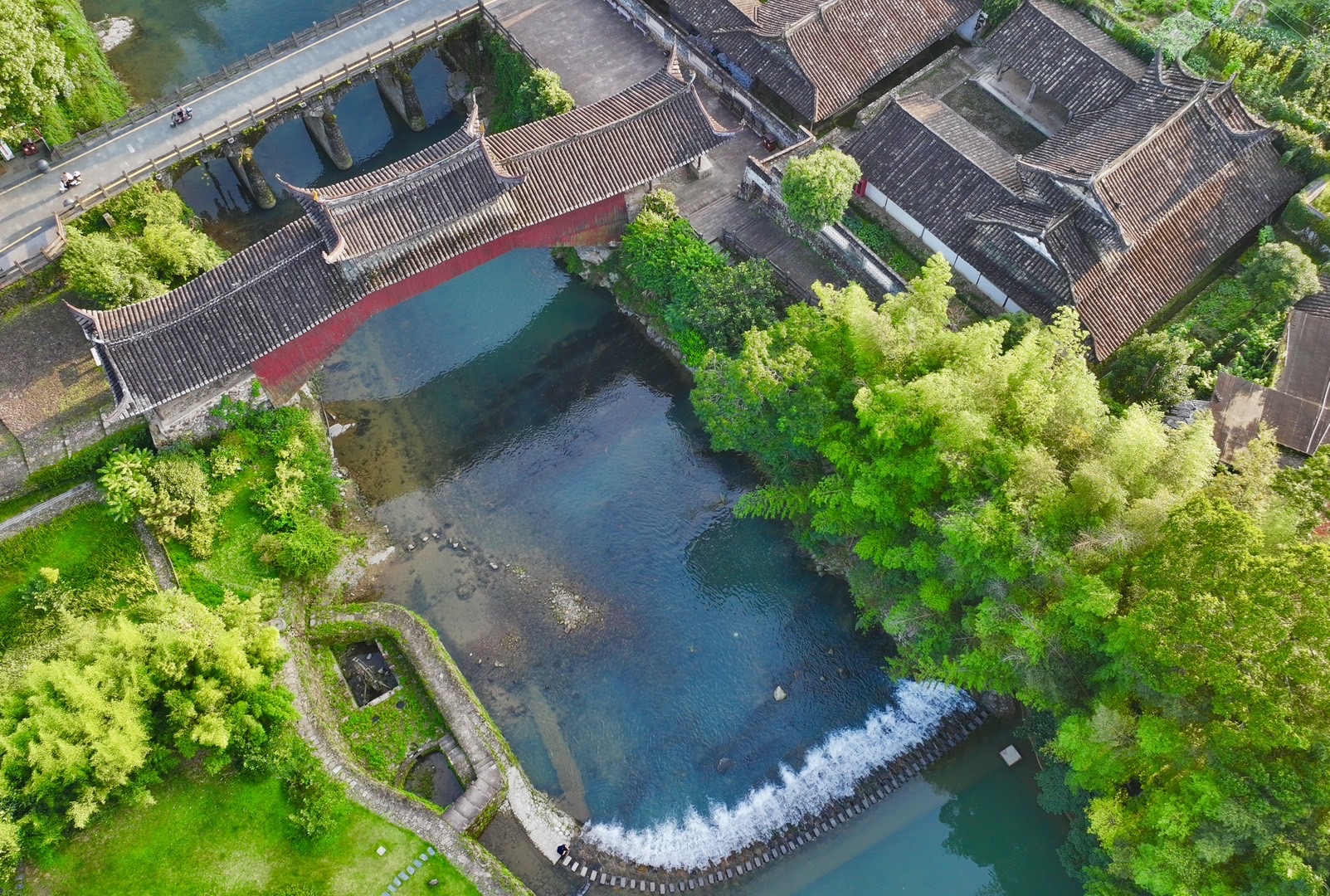 轻轻松松,无人机绕一圈无死角看了世界最美廊桥的全景,以前每次回泰顺