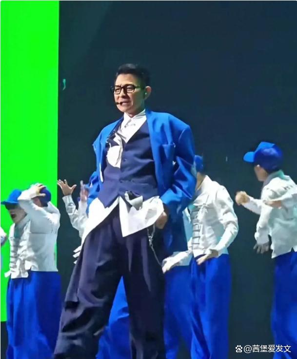 "刘德华舞伴表情超真实,网友戏称:观演如b超,沉浸式体验绝了!