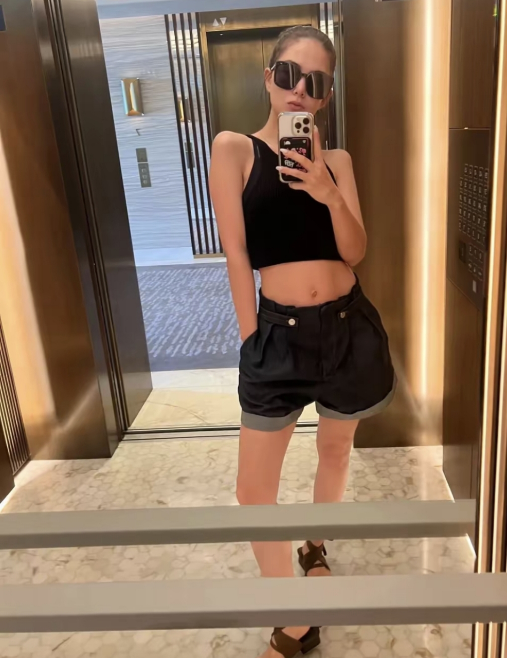 周杰伦老婆昆凌晒最新度假旅游美照,生了三娃身材依然像少女!