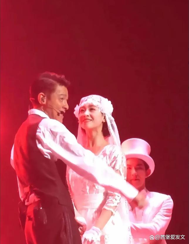 "刘德华舞伴表情超真实,网友戏称:观演如b超,沉浸式体验绝了!