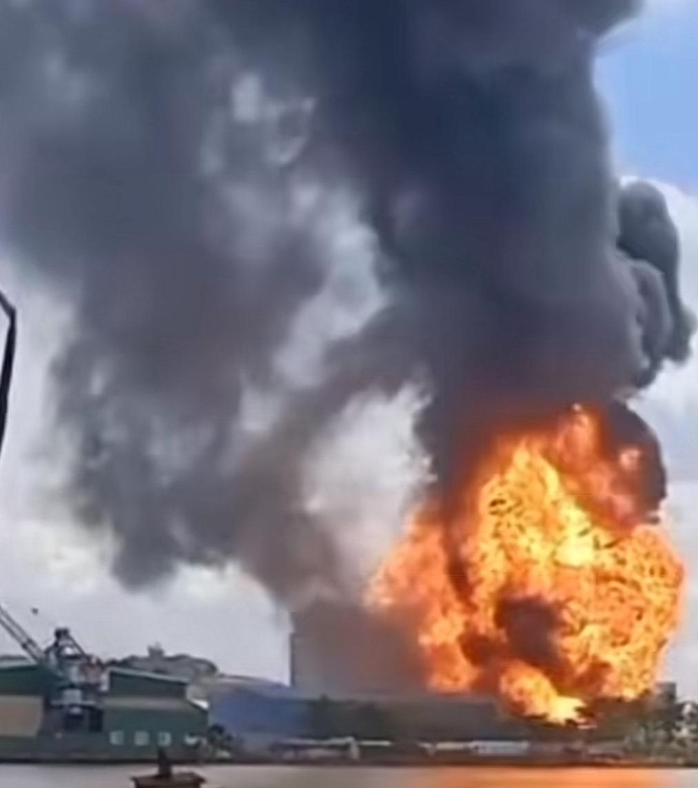 今天中午12点左右,东莞市中堂镇一化工厂发生爆炸事故,现场升起巨大的