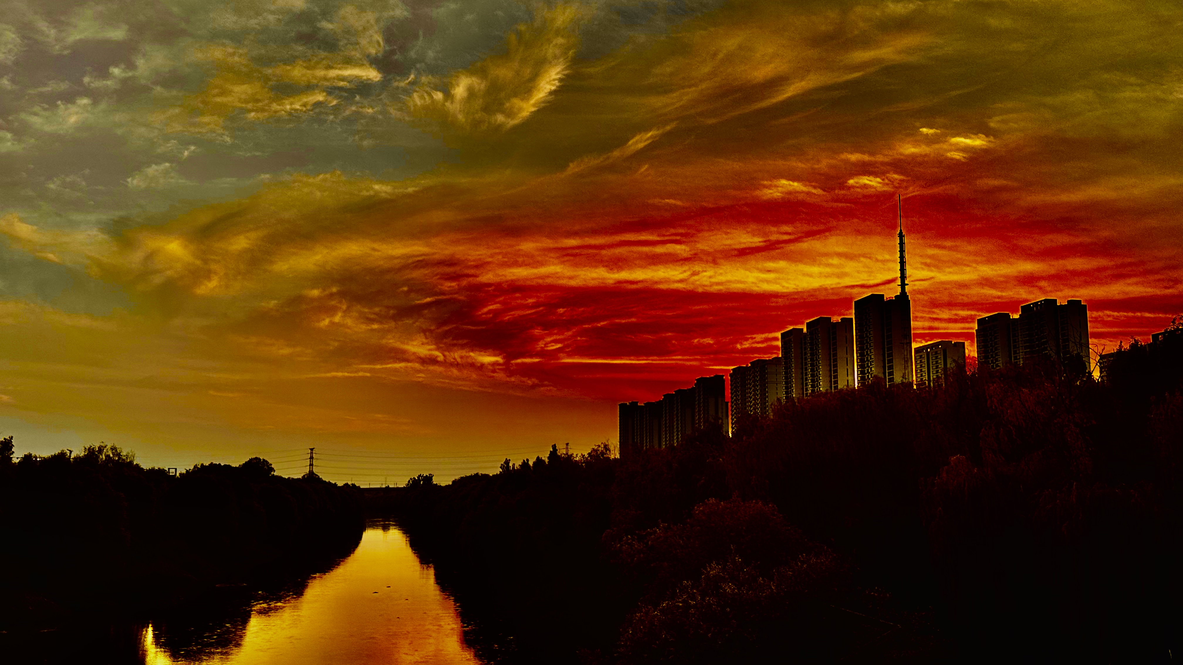 苍山如海,残阳如血#落日余晖映晚霞一抹夕阳美如画# #夕阳无限好