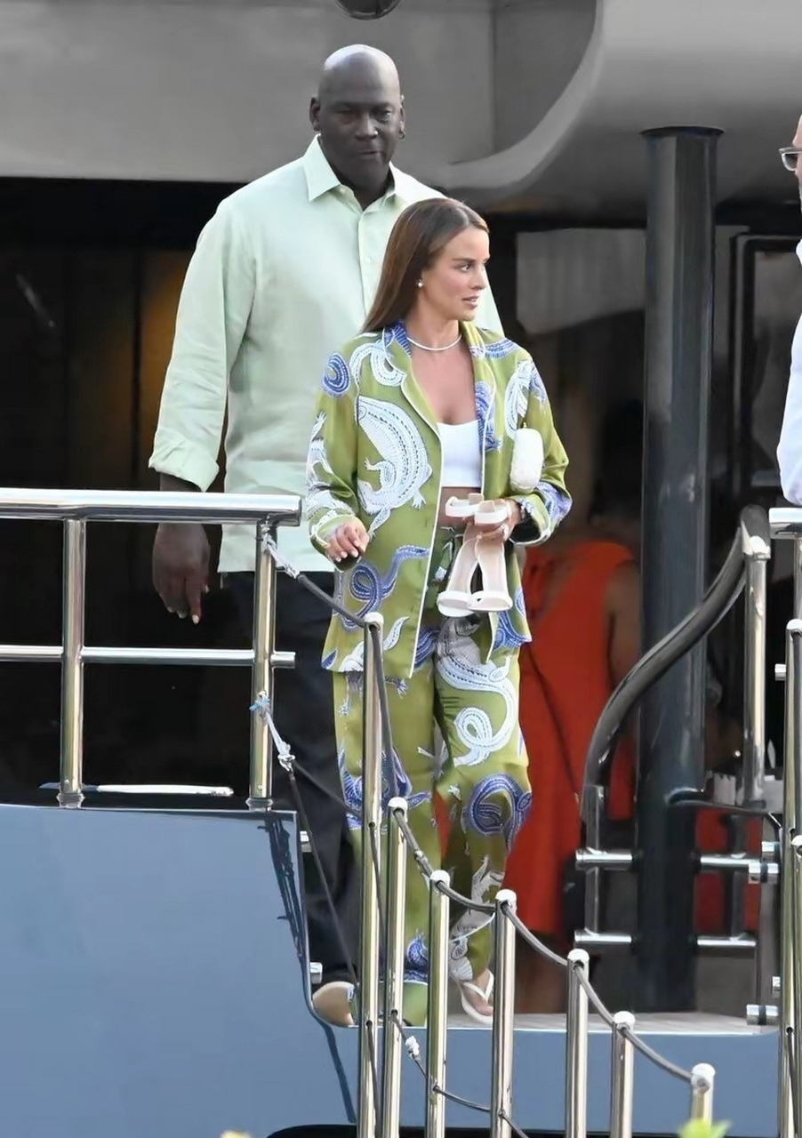 迈克尔-乔丹02和 妻子伊薇特-普列托在一起