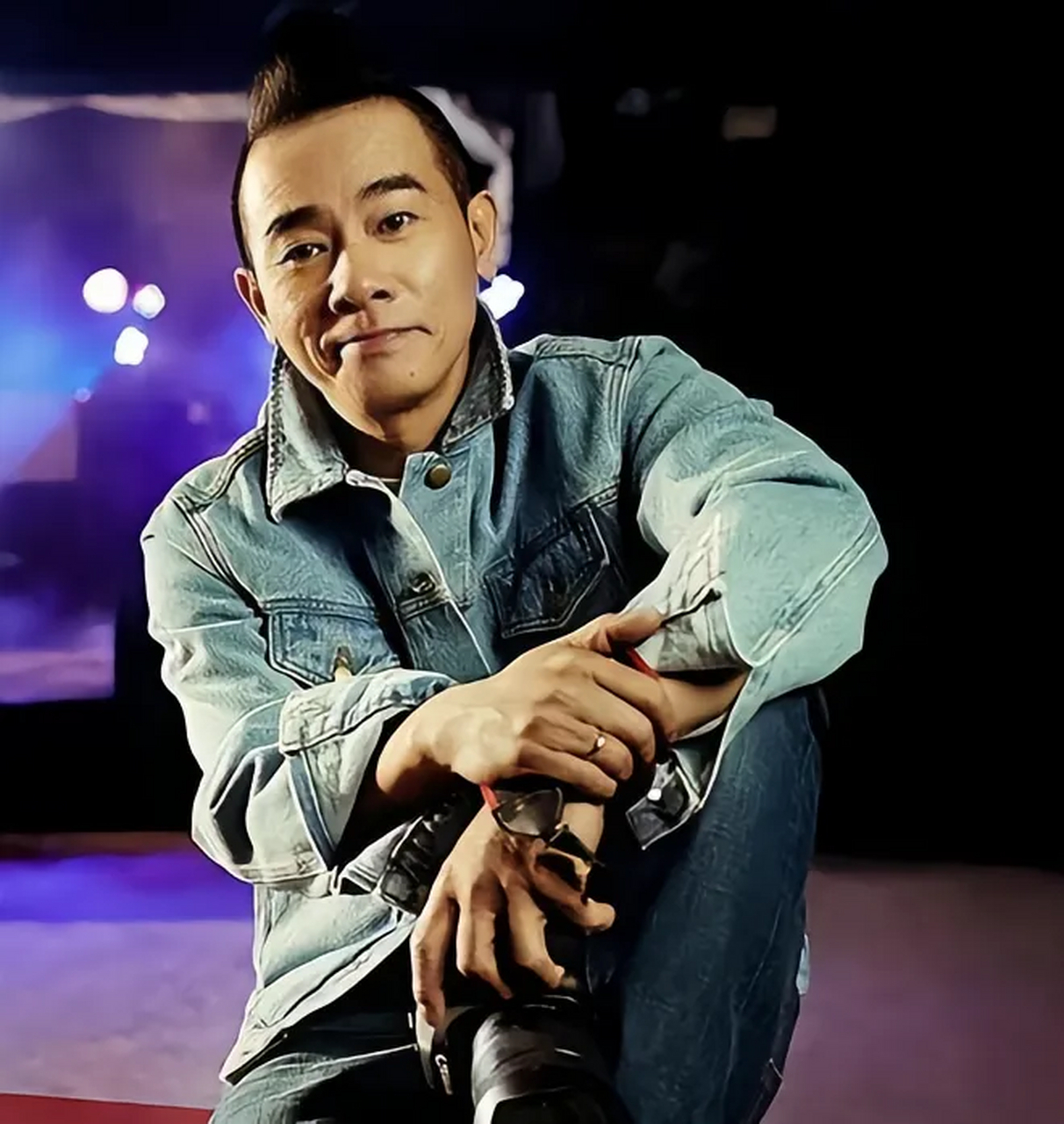 近期,一段关于陈小春回老家走访的视频成为了热搜,他在视频中指着自己