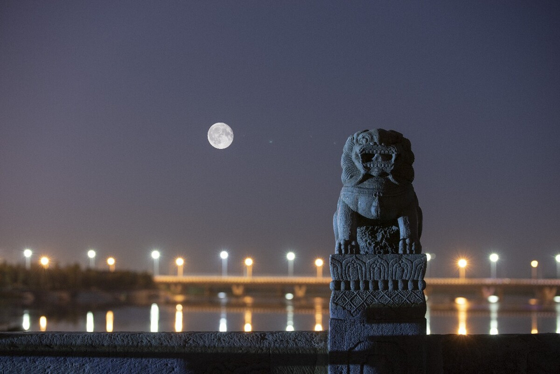 入京记——  卢沟晓月  她有着 一张苍白的脸  仿佛—— 还带着些忧伤