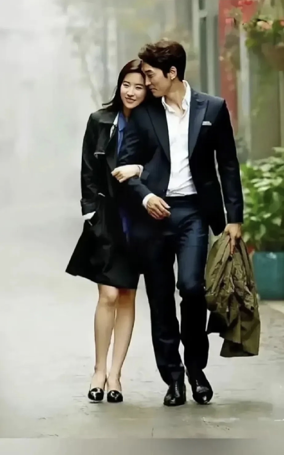 虽然刘亦菲跟宋承宪站在一起,也很养眼,两个人很般配,但是我还是