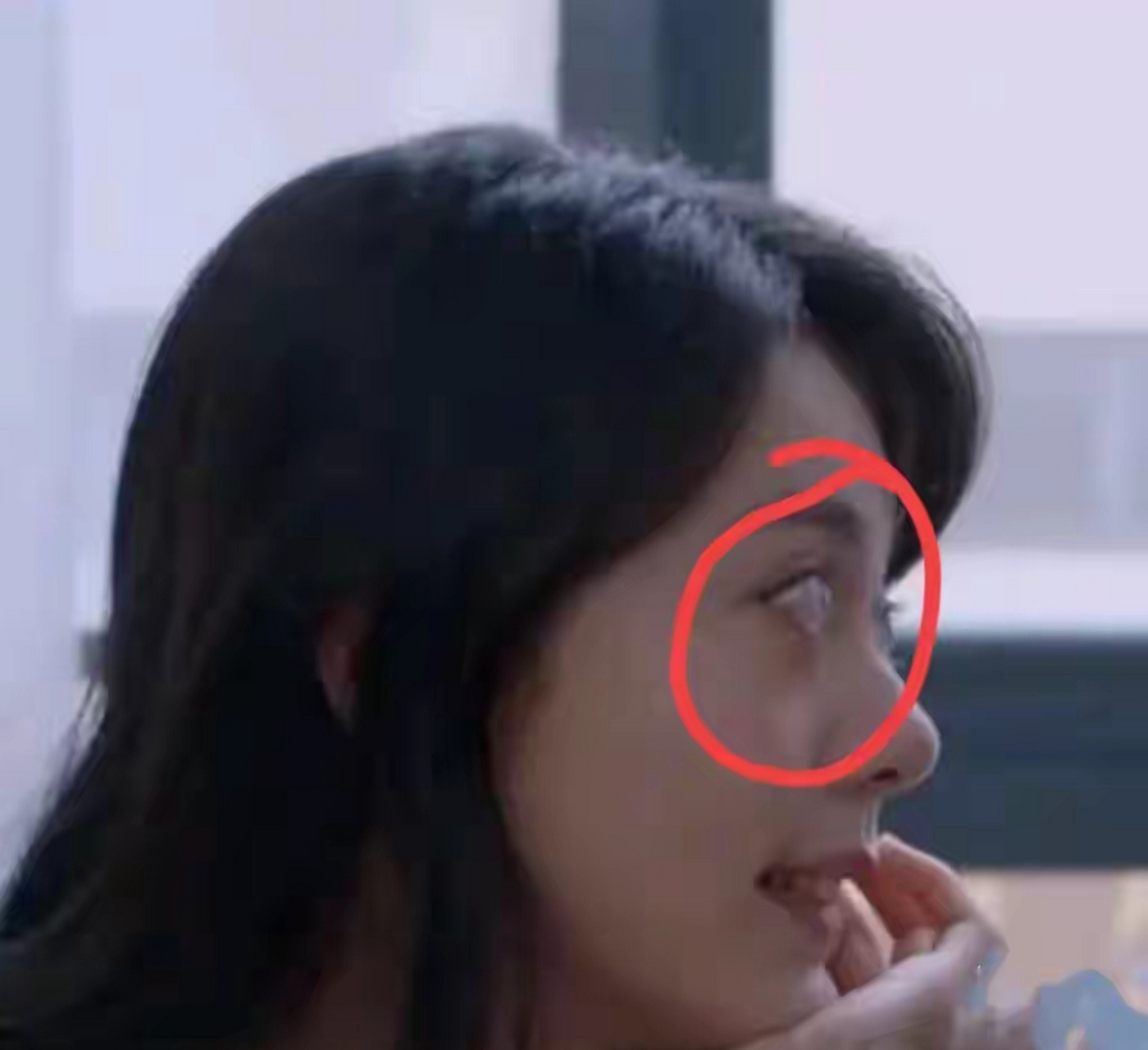 眼球比她的眉骨都要高了,看着渗人