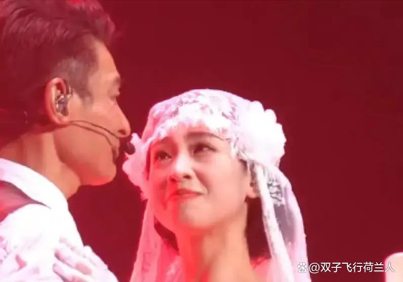 "刘德华舞伴表情超真实,网友戏称:观演如b超,沉浸式体验绝了!
