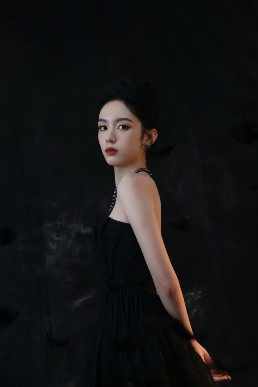 周也黑系魔法惊艳亮相,黑色抹胸裙下白皙肌肤更显耀眼,靓丽容颜诠释