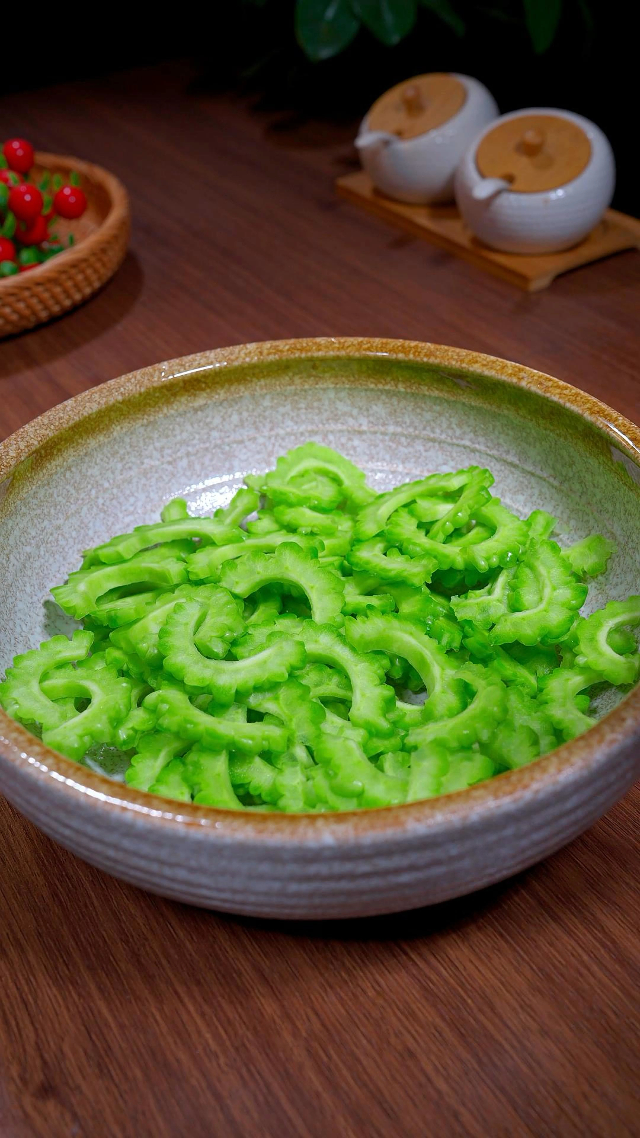 凉拌苦瓜,切记不要先放盐,教你一招,脆嫩爽口,比饭店的还好吃