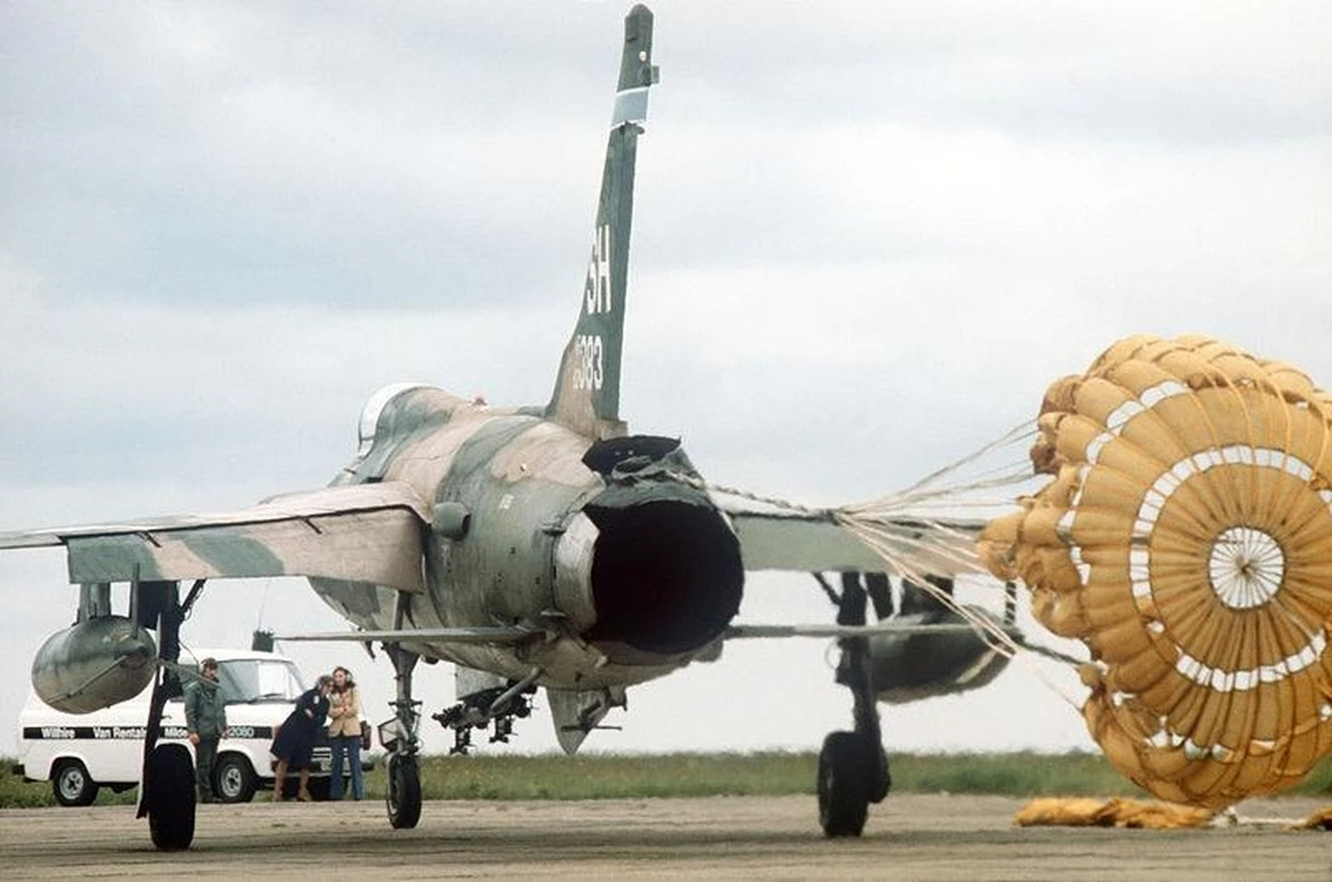 战机欣赏:美国空军装备的f-105雷公战斗轰炸机,该机是北美共和研制