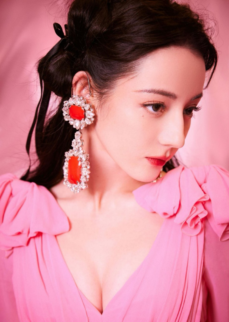迪丽热巴,粉色长袖深v纱裙,性感红唇,好身材尽显风采!