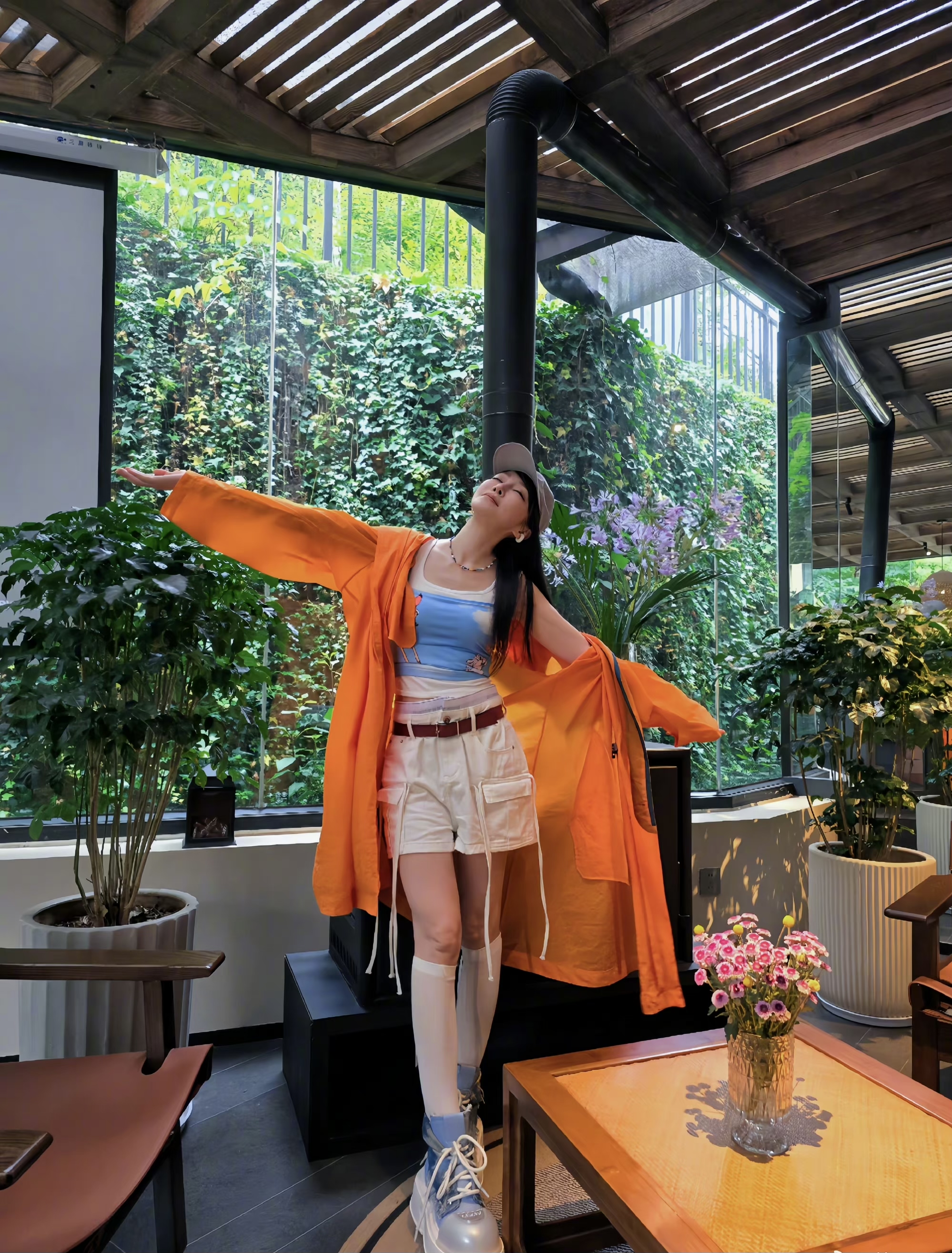 没想到萨顶顶的私服穿搭这么迷还是穿民族服有特色