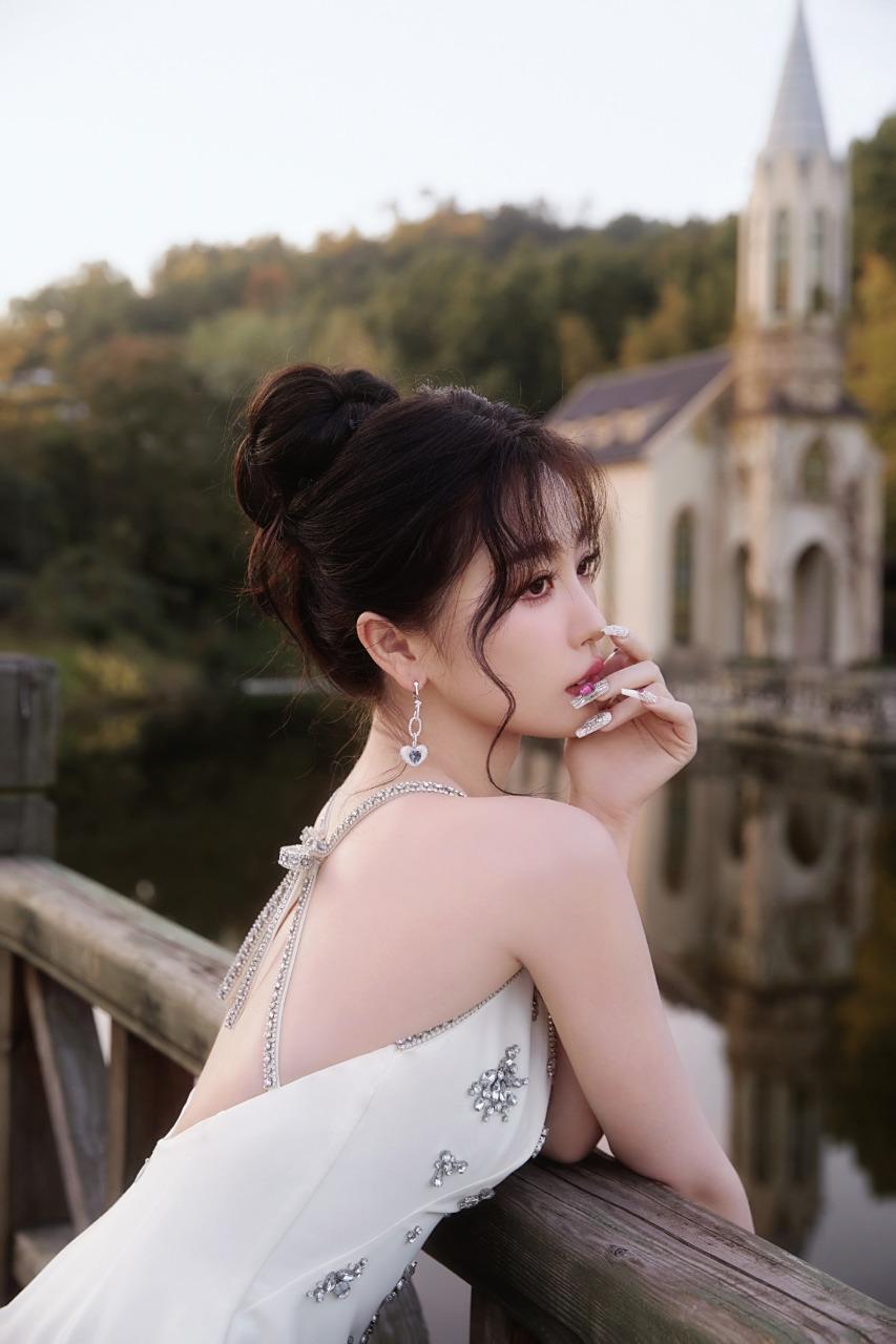 虞书欣绝美时尚大片,白色露背钉珠礼服裙演绎璀璨光芒!