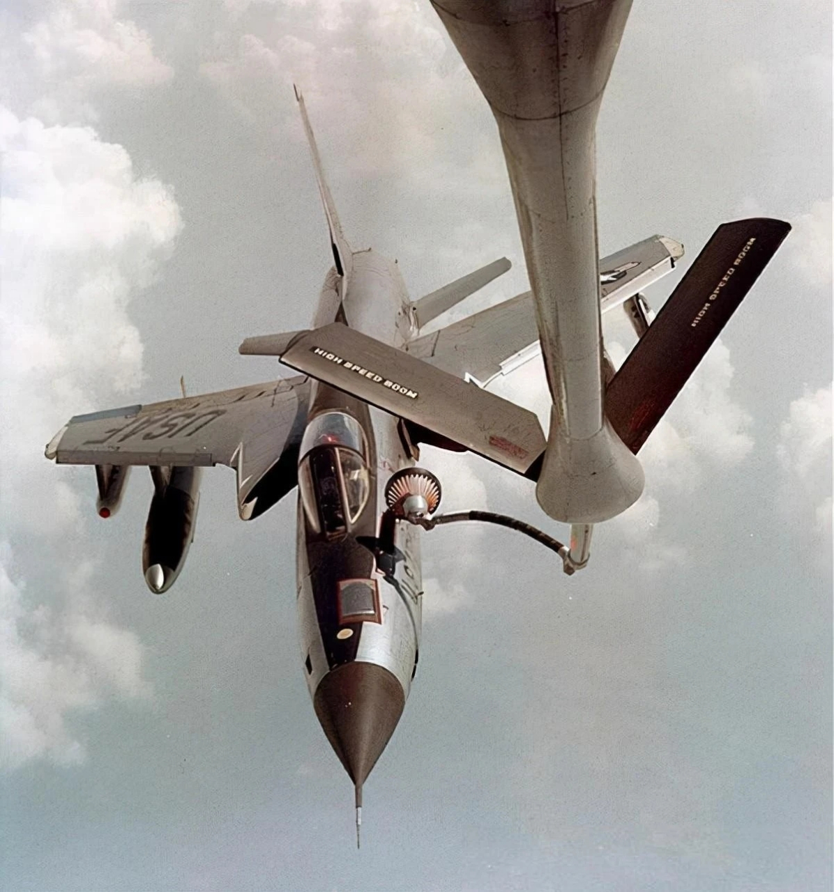 战机欣赏:美国空军装备的f-105雷公战斗轰炸机,该机是北美共和研制