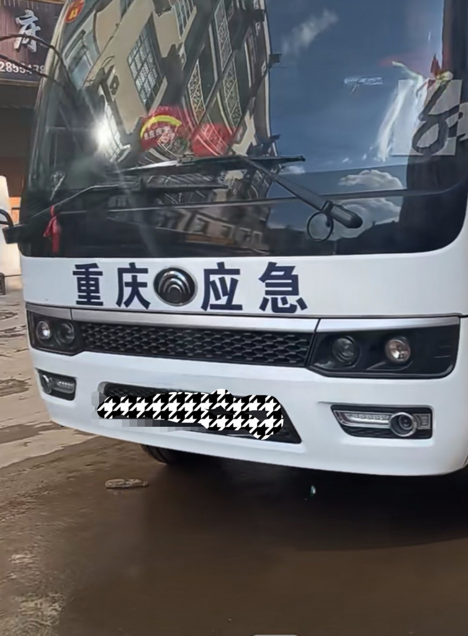 其中,重庆市专业应急救援总队长途奔袭13个小时,950公里,到达平江县