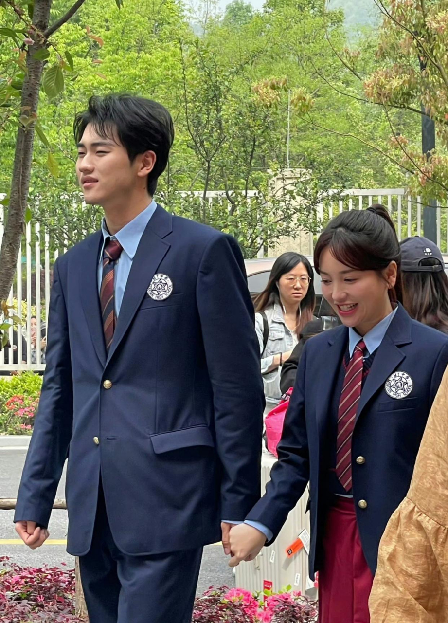 金莎和男朋友又一起上节目了,穿着校服手牵手,看着真甜,听说他俩年龄