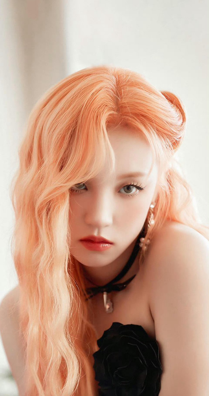 宋雨琦身材曲线迷人,腰细臀圆,让人无法抗拒宋雨琦黄色长发搭配黑色小