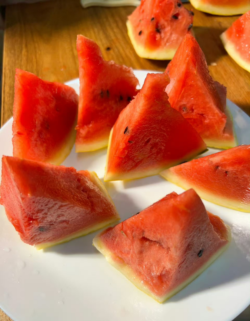 今天尝到一个黄皮红瓤的西瓜,好好吃啊!