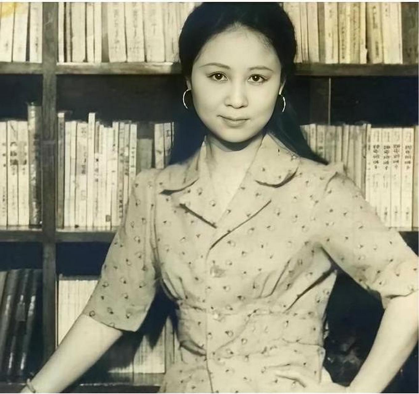 小说家琼瑶,年轻时候的照片和老年时候的照片对比,我们发现琼瑶老师一