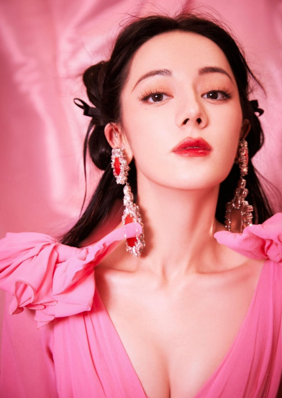 迪丽热巴,粉色长袖深v纱裙,性感红唇,好身材尽显风采!