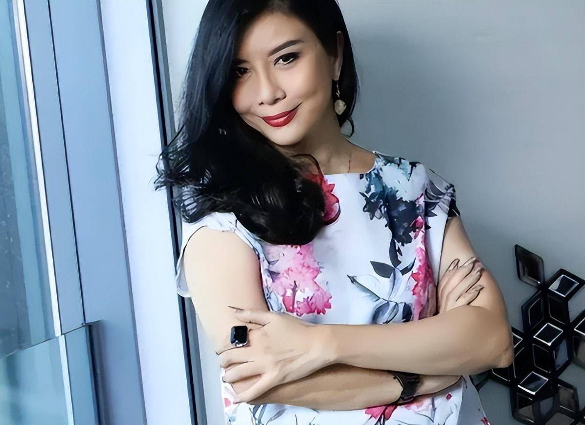 三级艳后曾拒成龙追求,今61岁体重220斤,美貌依旧撩人心弦