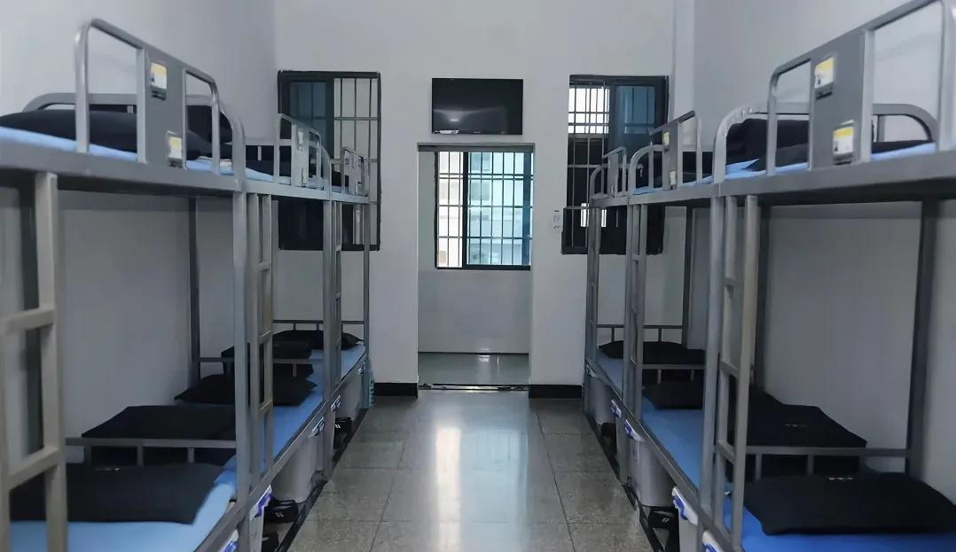 监狱里的上下铺,为什么服刑人员大多偏爱于睡下铺?