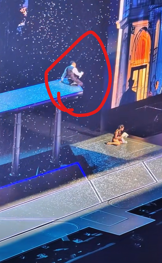 刘德华上海演唱会现惊魂一幕,滑跪后险坠舞台,粉丝尖叫不停