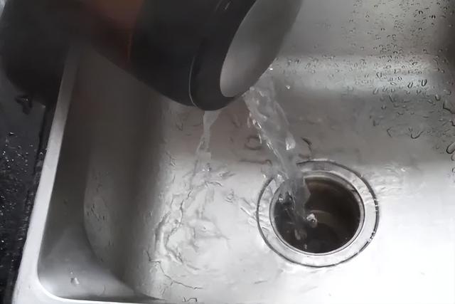 下水道堵住了怎么办?试试用这几招,不到1分钟就能疏通还没异味