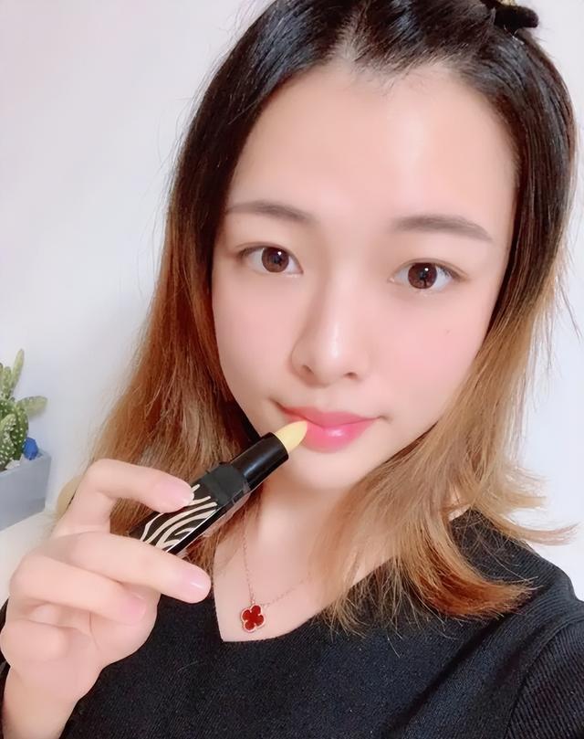 提醒女生:这3个涂口红常见的错误,非常容易让你的唇妆沾杯掉色