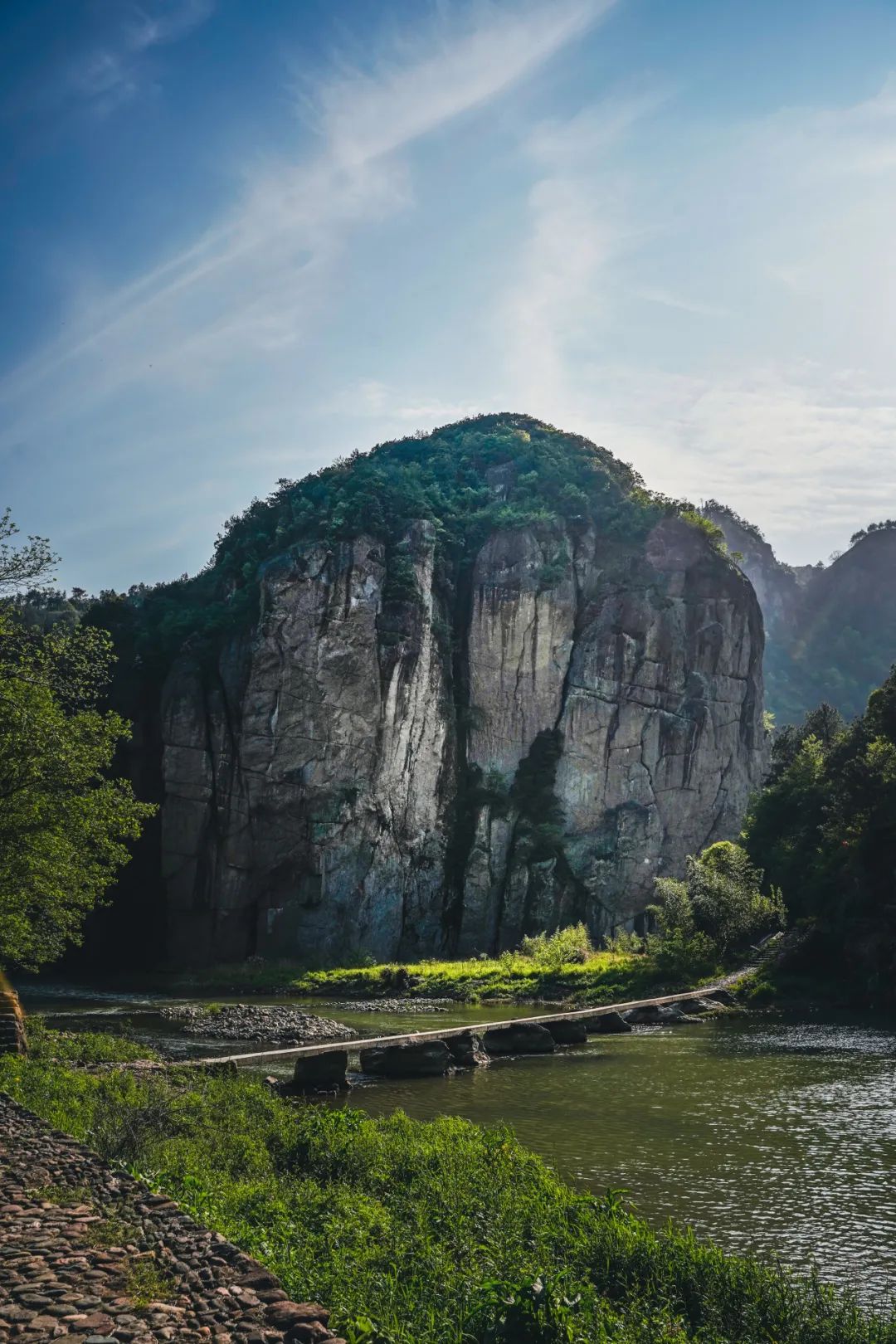 :新昌县城南乡下洲小村 这里溪水清澈,两侧林木