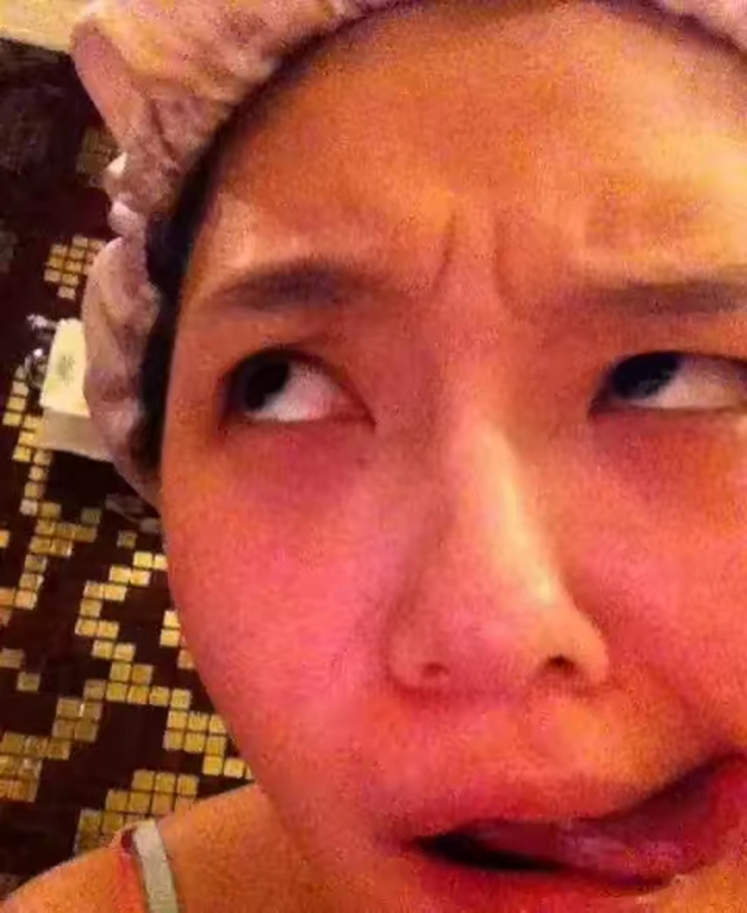 大s的自拍搞怪照丑到了[捂脸]  真不知道大s发这样的照片想表达什么?