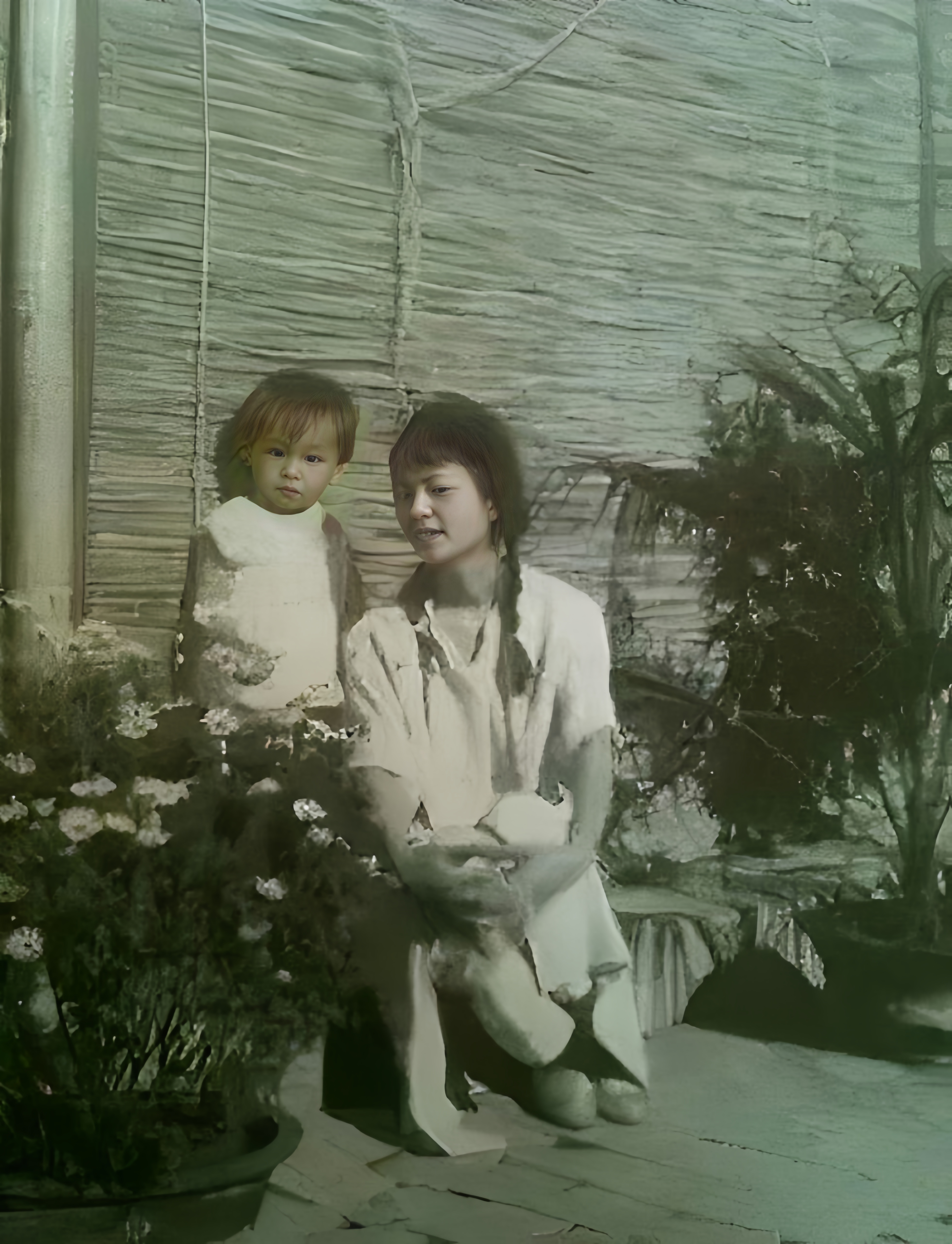 1931年夏林徽因带着2岁女儿游香山照片中的她旗袍加身双马尾辫俏皮
