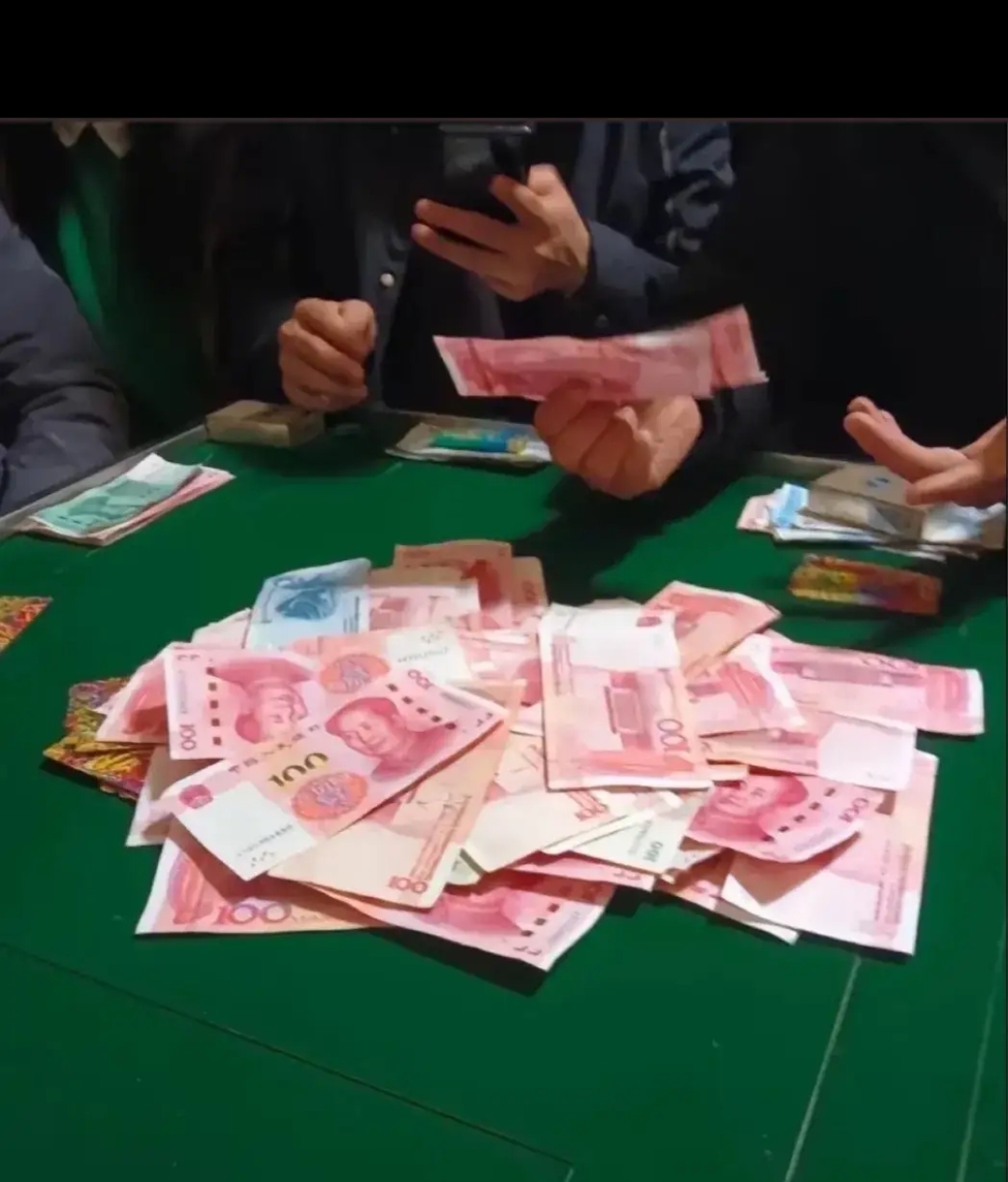 实拍图玩牌图片真实晚上打牌图片真实打牌真实现金图片高清晚上打牌