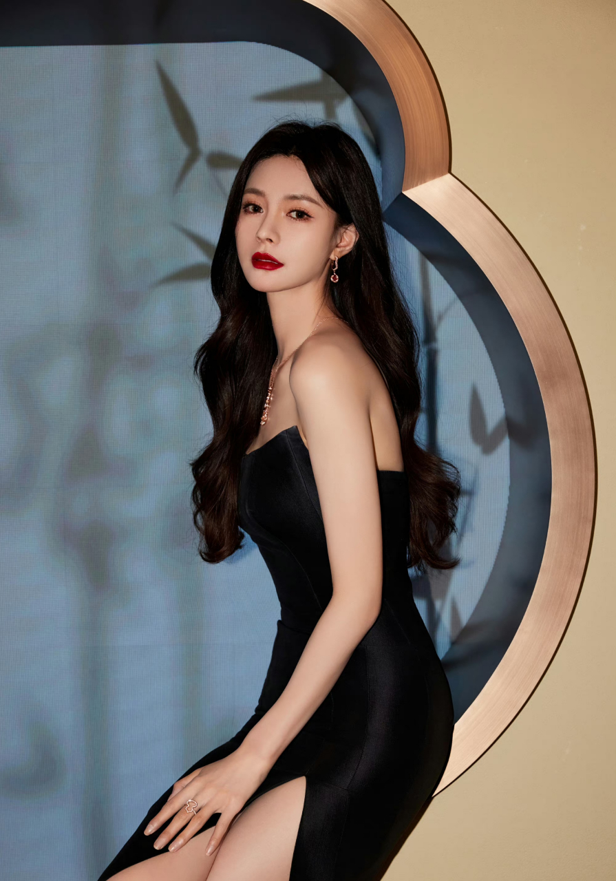 沈梦辰的黑色抹胸裙装.