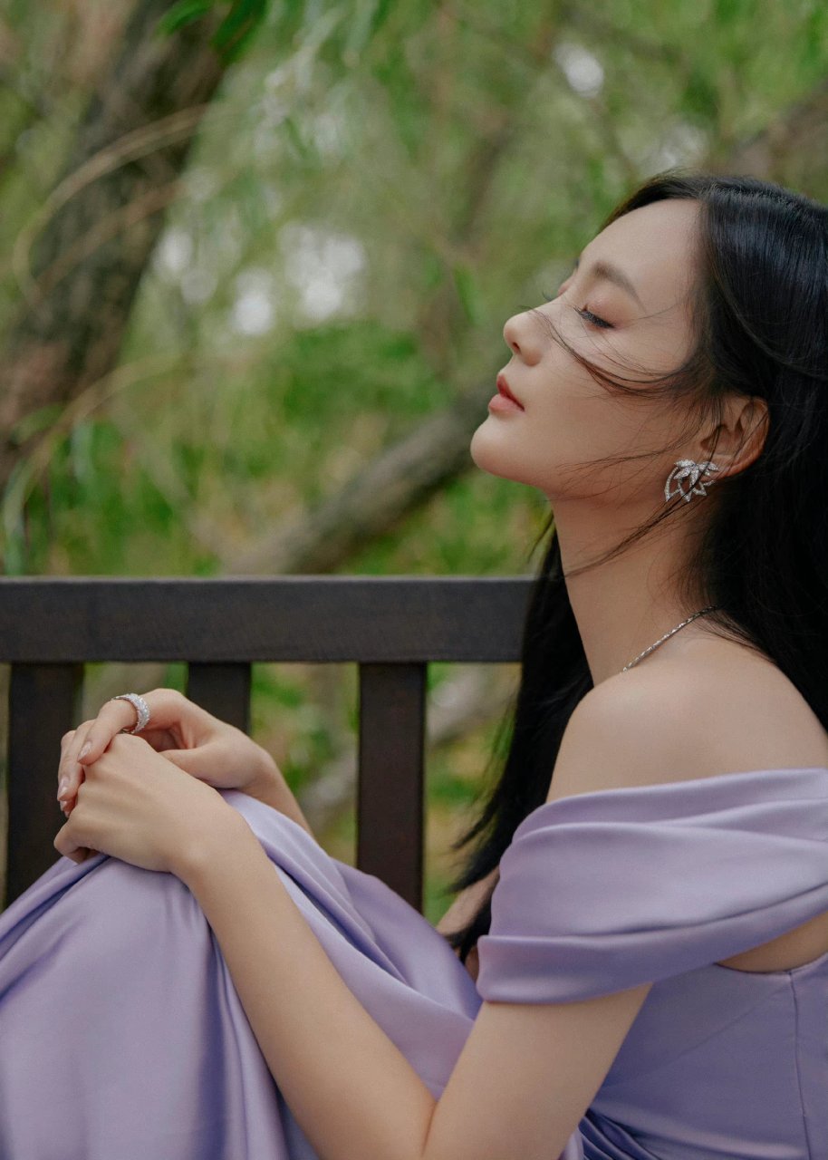 李一桐的紫色连衣裙神秘浪漫,也优雅.