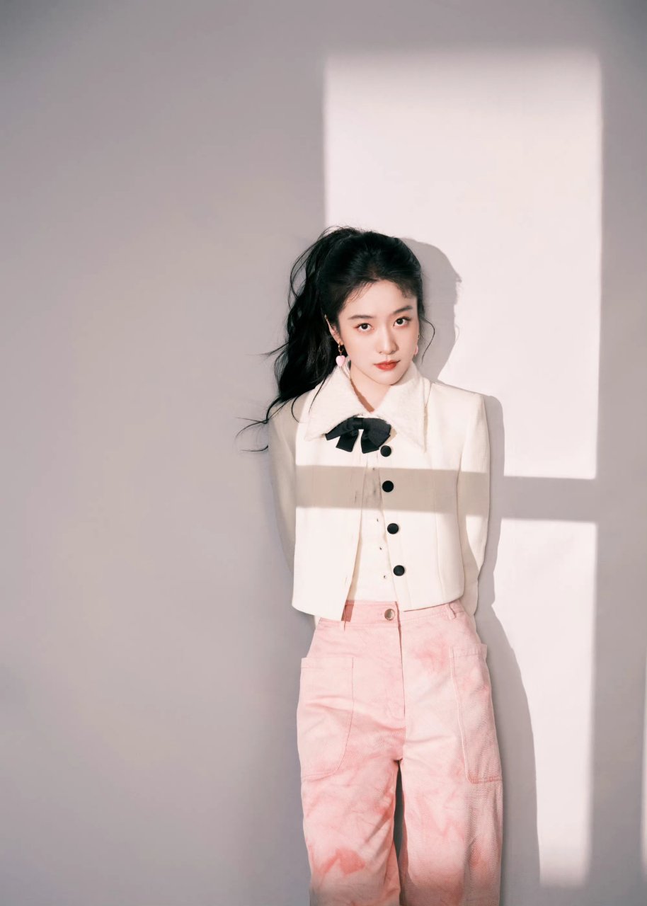 张雪迎的穿搭多了些少女的氛围.