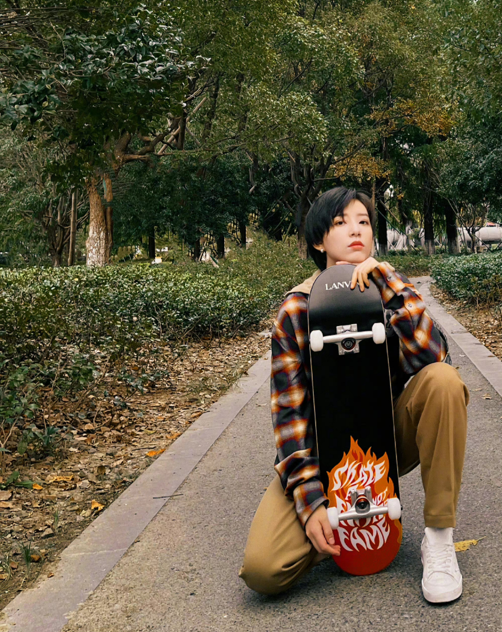 李斯丹妮的穿搭更显帅气干练.