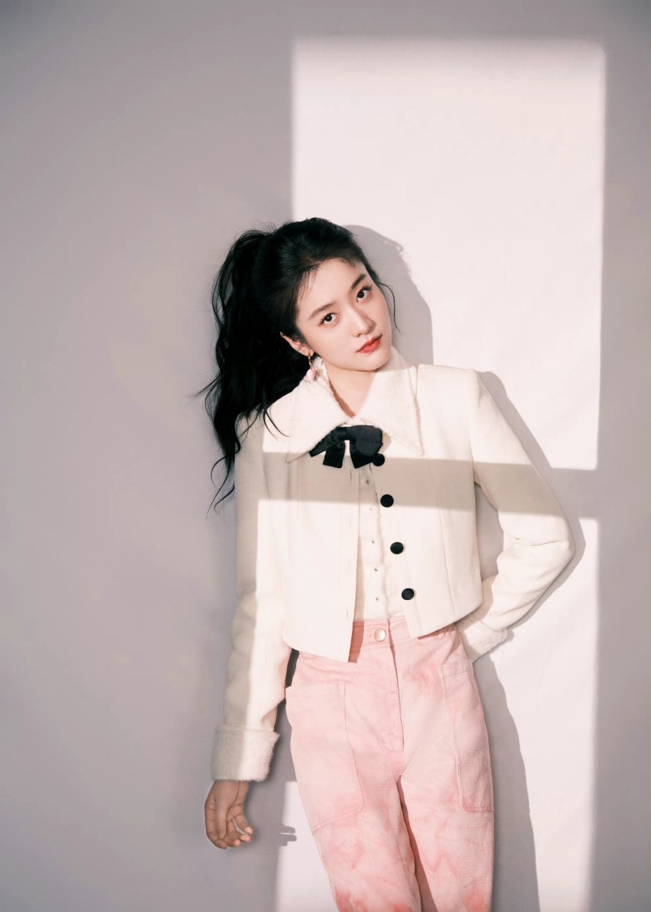 张雪迎的穿搭多了些少女的氛围.