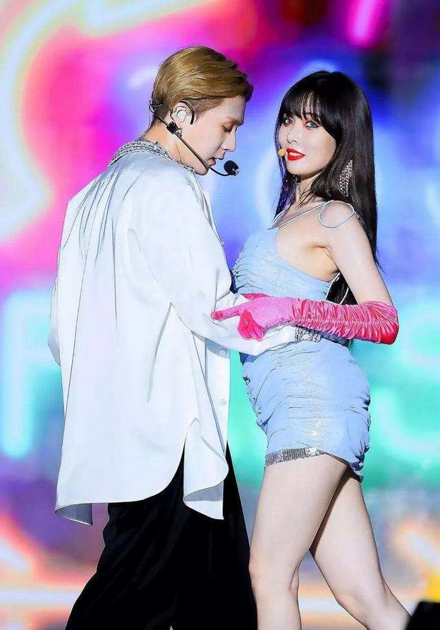 性感女神泫雅与男友甜蜜合影