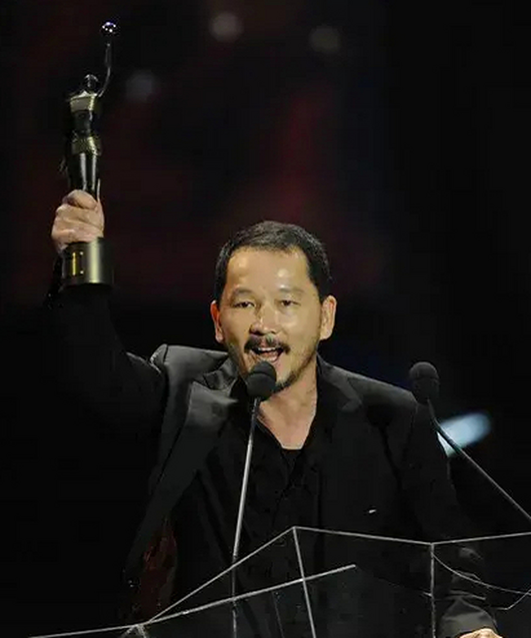 廖启智需要靠在街头卖衣服维生吗?